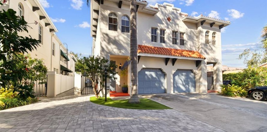 Townhouse in Tampa, Florida 2 bedrooms, 141.4 sq.m. № 1538238