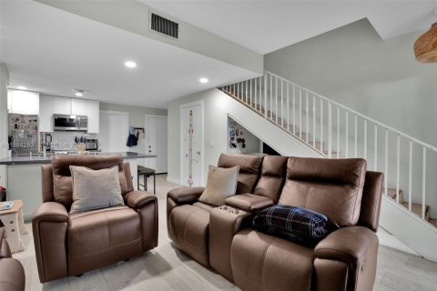 Townhouse in Weston, Florida 2 bedrooms, 93.37 sq.m. № 2051417 - photo 6