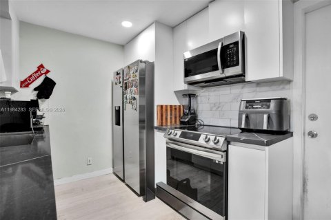 Townhouse in Weston, Florida 2 bedrooms, 93.37 sq.m. № 2051417 - photo 2