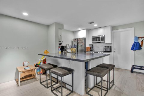 Townhouse in Weston, Florida 2 bedrooms, 93.37 sq.m. № 2051417 - photo 3