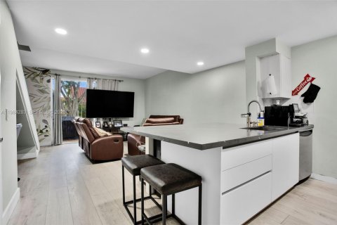 Townhouse in Weston, Florida 2 bedrooms, 93.37 sq.m. № 2051417 - photo 4