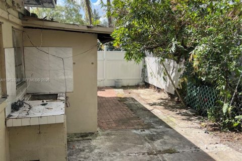 House in Miami, Florida 3 bedrooms, 122.35 sq.m. № 2008123 - photo 25