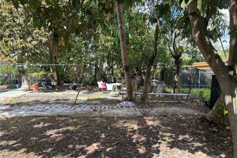 House in Miami, Florida 3 bedrooms, 122.35 sq.m. № 2008123 - photo 22