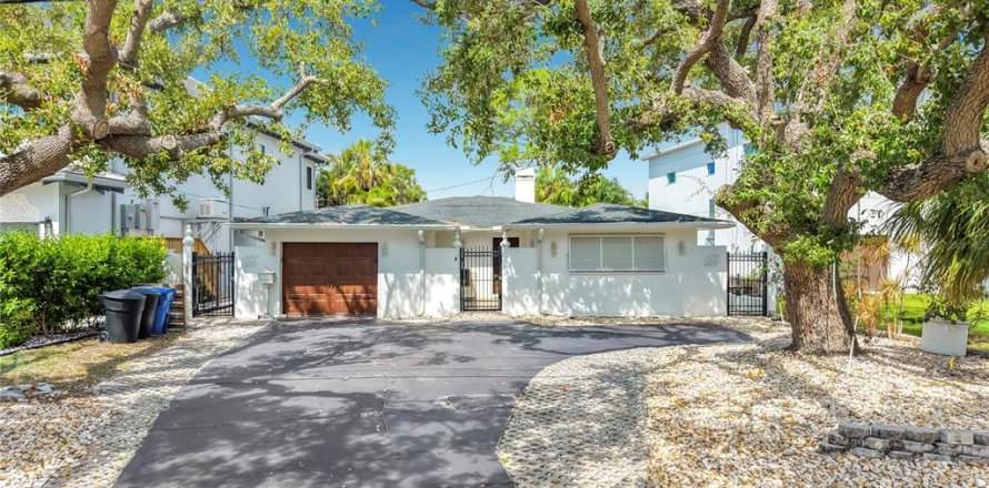 Villa ou maison à Saint Petersburg, Floride 3 chambres, 204.48 m2 № 2239707