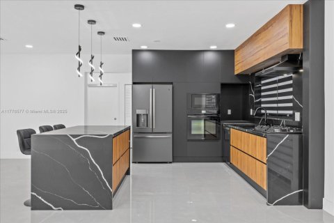 Купить виллу или дом в Майами, Флорида 5 спален, 183.02м2, № 1702095 - фото 4