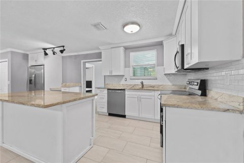 House in Spring Hill, Florida 3 bedrooms, 122.82 sq.m. № 2216775 - photo 6
