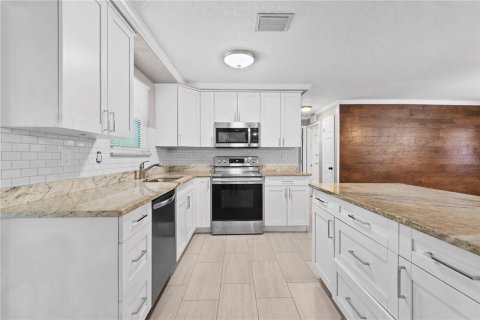 House in Spring Hill, Florida 3 bedrooms, 122.82 sq.m. № 2216775 - photo 7