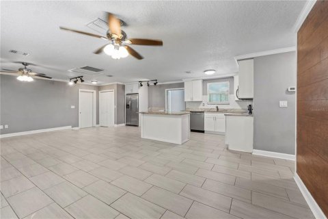 House in Spring Hill, Florida 3 bedrooms, 122.82 sq.m. № 2216775 - photo 3