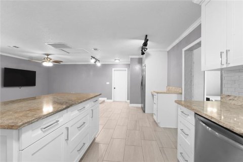 House in Spring Hill, Florida 3 bedrooms, 122.82 sq.m. № 2216775 - photo 8