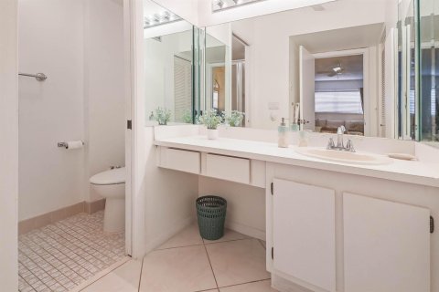 Condo in Lake Worth, Florida, 2 bedrooms  № 2389923 - photo 18