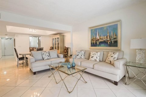 Condo in Lake Worth, Florida, 2 bedrooms  № 2389923 - photo 4