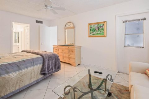 Condo in Lake Worth, Florida, 2 bedrooms  № 2389923 - photo 16