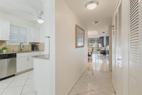 Condo in Lake Worth, Florida, 2 bedrooms  № 2389923 - photo 13