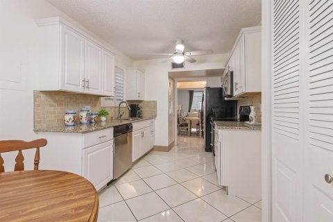 Condo in Lake Worth, Florida, 2 bedrooms  № 2389923 - photo 8