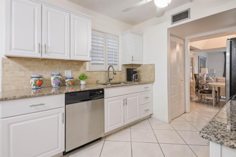 Condo in Lake Worth, Florida, 2 bedrooms  № 2389923 - photo 9
