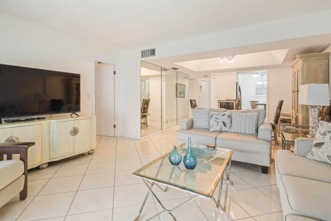 Condo in Lake Worth, Florida, 2 bedrooms  № 2389923 - photo 5