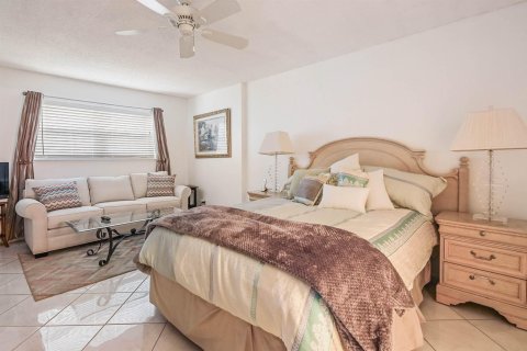 Condo in Lake Worth, Florida, 2 bedrooms  № 2389923 - photo 15