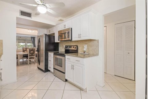 Condo in Lake Worth, Florida, 2 bedrooms  № 2389923 - photo 10