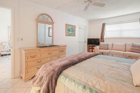 Condo in Lake Worth, Florida, 2 bedrooms  № 2389923 - photo 17