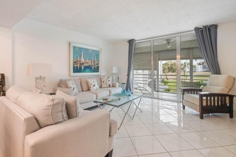 Condo in Lake Worth, Florida, 2 bedrooms  № 2389923 - photo 3