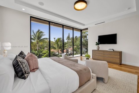 House in Miami, Florida 4 bedrooms, 350.61 sq.m. № 1739996 - photo 19