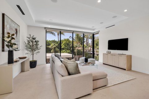 House in Miami, Florida 4 bedrooms, 350.61 sq.m. № 1739996 - photo 13