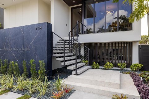 House in Miami, Florida 4 bedrooms, 350.61 sq.m. № 1739996 - photo 5