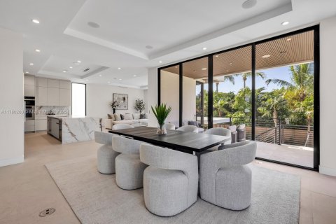 House in Miami, Florida 4 bedrooms, 350.61 sq.m. № 1739996 - photo 14