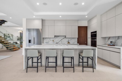 House in Miami, Florida 4 bedrooms, 350.61 sq.m. № 1739996 - photo 6