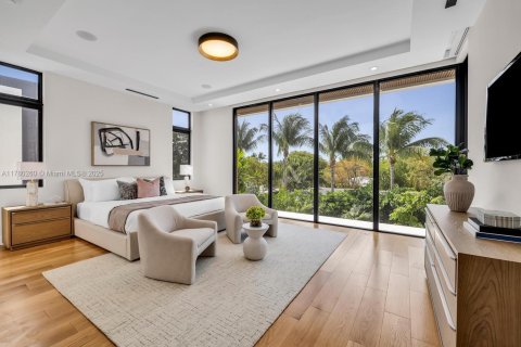 House in Miami, Florida 4 bedrooms, 350.61 sq.m. № 1739996 - photo 2