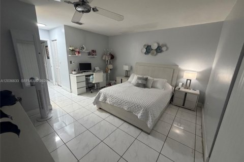 Снять в аренду кондоминиум в Майами, Флорида 3 спальни, 124.21м2, № 2084924 - фото 4