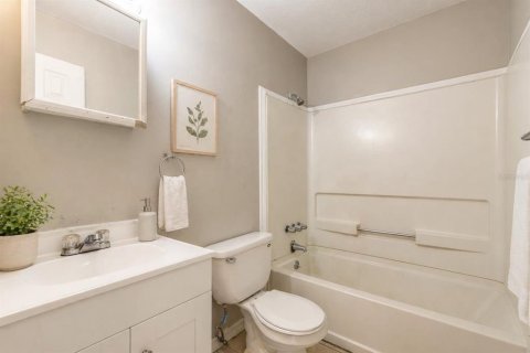 Townhouse in Daytona Beach, Florida 3 bedrooms, 102.75 sq.m. № 2210390 - photo 12