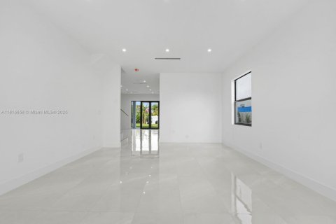 Купить виллу или дом в Майами, Флорида 5 спален, 362.32м2, № 1770454 - фото 9