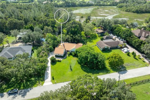 House in Southwest Ranches, Florida 3 bedrooms, 243.03 sq.m. № 1834020 - photo 1