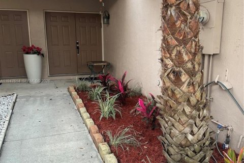 Таунхаус в Пемброк-Пайнс, Флорида 2 спальни, 113.9м2 № 2003791