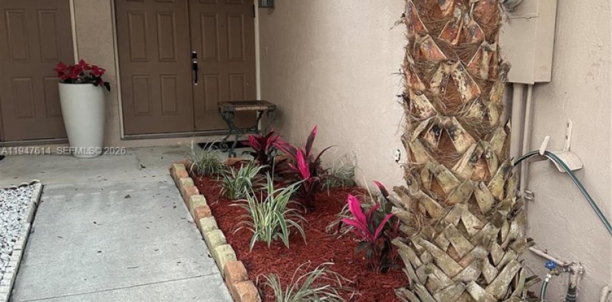 Таунхаус в Пемброк-Пайнс, Флорида 2 спальни, 113.9м2 № 2003791