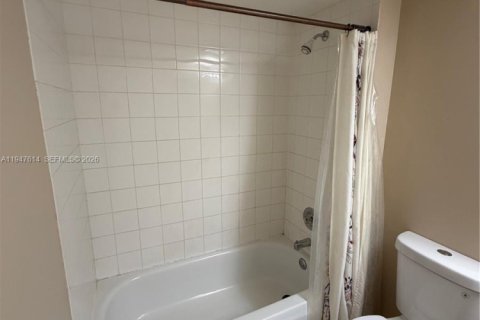 Снять в аренду таунхаус в Пемброк-Пайнс, Флорида 2 спальни, 113.9м2, № 2003791 - фото 19