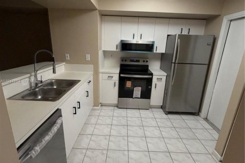 Снять в аренду таунхаус в Пемброк-Пайнс, Флорида 2 спальни, 113.9м2, № 2003791 - фото 3