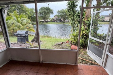 Снять в аренду таунхаус в Пемброк-Пайнс, Флорида 2 спальни, 113.9м2, № 2003791 - фото 21