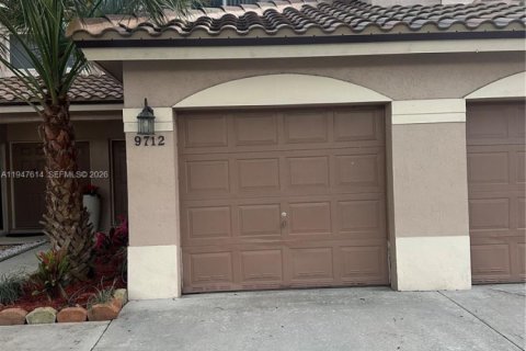 Снять в аренду таунхаус в Пемброк-Пайнс, Флорида 2 спальни, 113.9м2, № 2003791 - фото 2