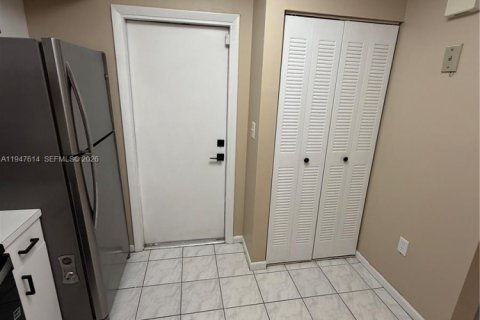 Снять в аренду таунхаус в Пемброк-Пайнс, Флорида 2 спальни, 113.9м2, № 2003791 - фото 6