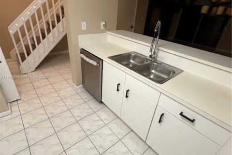 Снять в аренду таунхаус в Пемброк-Пайнс, Флорида 2 спальни, 113.9м2, № 2003791 - фото 5