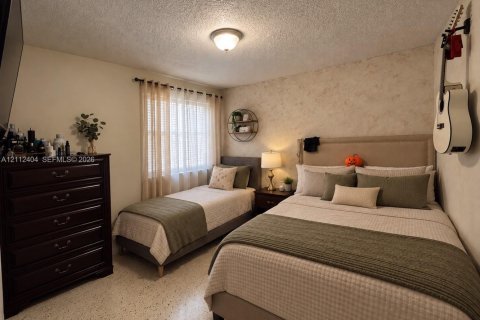 House in Miami, Florida 3 bedrooms, 189.52 sq.m. № 2432910 - photo 14