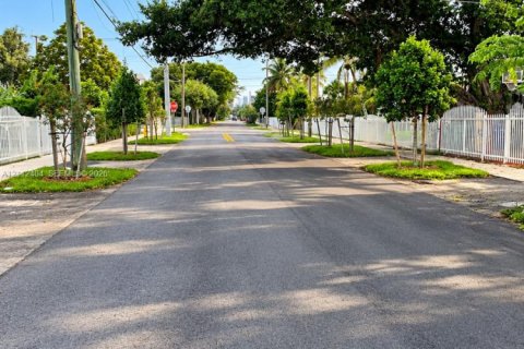 House in Miami, Florida 3 bedrooms, 189.52 sq.m. № 2432910 - photo 23