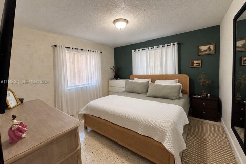 House in Miami, Florida 3 bedrooms, 189.52 sq.m. № 2432910 - photo 10