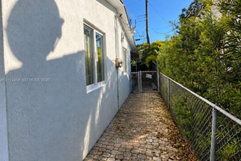 House in Miami, Florida 3 bedrooms, 189.52 sq.m. № 2432910 - photo 4