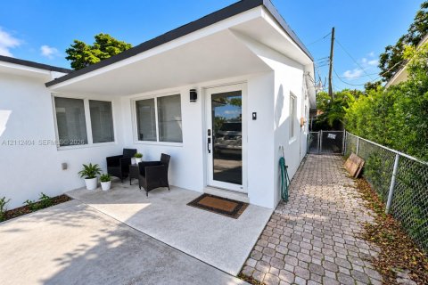 House in Miami, Florida 3 bedrooms, 189.52 sq.m. № 2432910 - photo 3