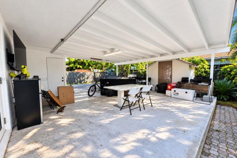 House in Miami, Florida 3 bedrooms, 189.52 sq.m. № 2432910 - photo 20