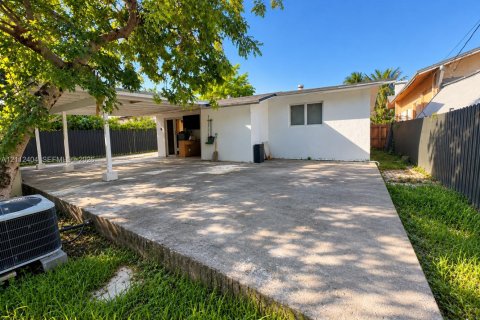 House in Miami, Florida 3 bedrooms, 189.52 sq.m. № 2432910 - photo 21
