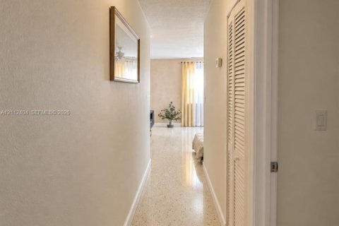 House in Miami, Florida 3 bedrooms, 189.52 sq.m. № 2432910 - photo 18